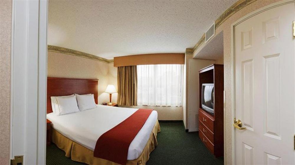 Holiday Inn Express Hotel & Suites Woodbridge, An Ihg Hotel Exterior foto