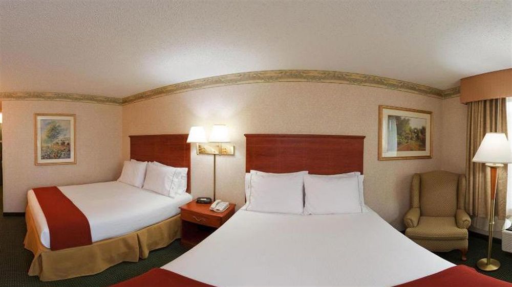 Holiday Inn Express Hotel & Suites Woodbridge, An Ihg Hotel Exterior foto